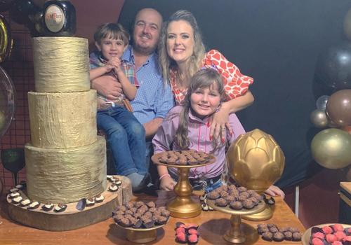 Marcelo Farah comemorou seus 40 anos em família! Na foto com a esposa Consuelo e os filhos João Marcelo e Maria Laura (Foto/Arquivo Pessoal)