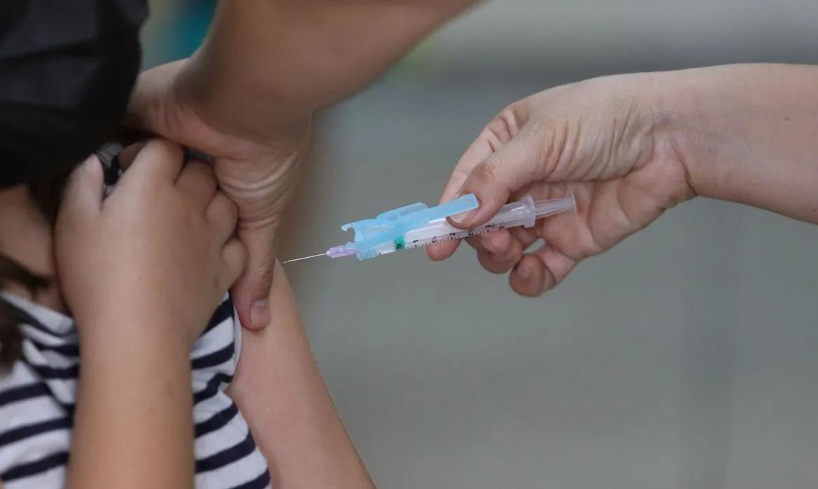 Em Uberaba, a imunização com a 1ª dose em crianças entre 6 meses e 11 anos de idade está suspensa desde o dia 5 de janeiro (Foto/Fabio Rodrigues/Agência Brasil)