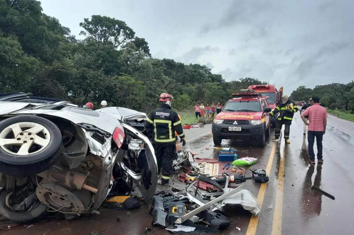 Veículos ficaram destruídos após colidirem na BR-365 (Foto/Corpo de Bombeiros/Divulgação)