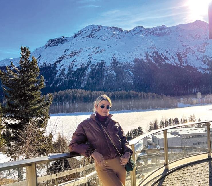 Estilosa Anna Alves enfeitando a paisagem de St. Moritz, na Suíça&nbsp;