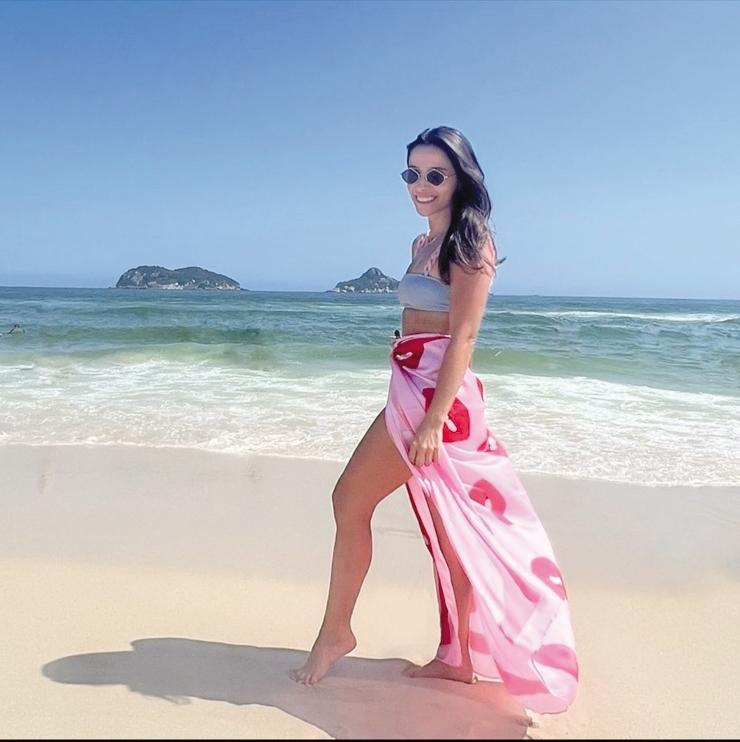Bruninha Borges arrasando nas areias cariocas para começar o ano com o pé direito