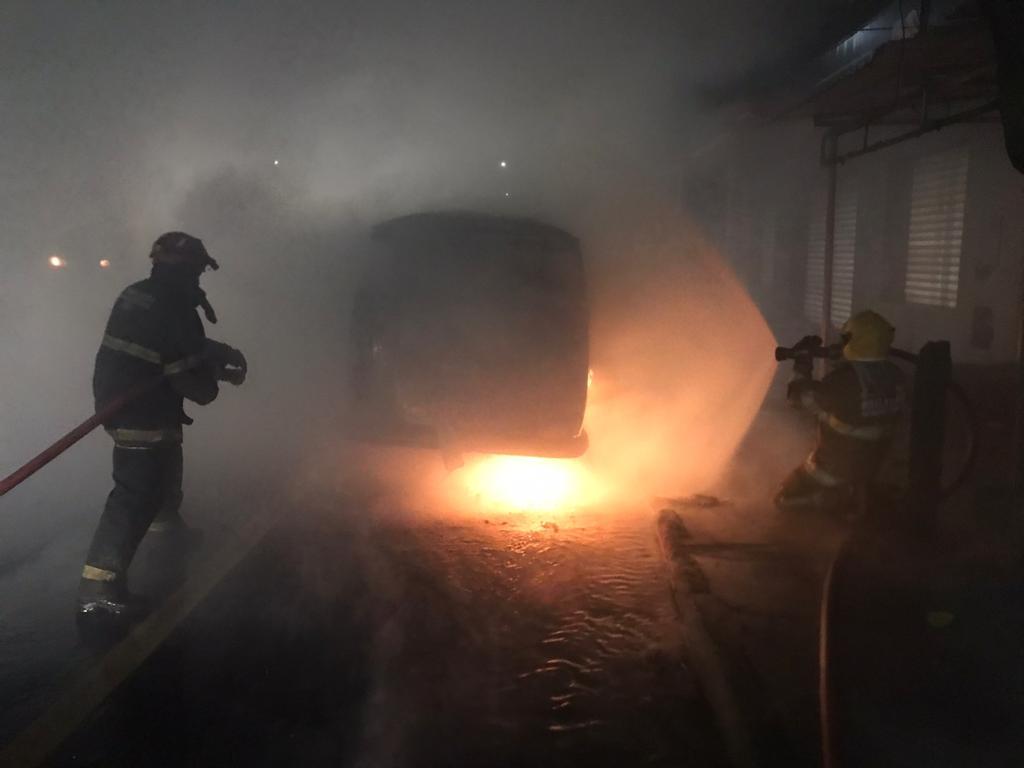 Bombeiros durante o trabalho de combate ao incêndio (Foto/Corpo de Bombeiros)