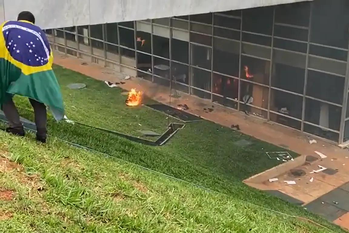 Manifestantes atearam fogo no Congresso Nacional, em Brasília (Foto/Reprodução/Redes Sociais)