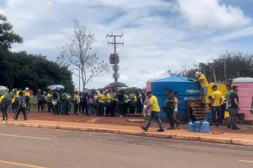 Banheiros químicos e caixas d'água montados no QG do Exército, em Brasília, serviam de apoio para bolsonaristas acampados (Foto/Lucyenne Landim/O TEMPO Brasília)