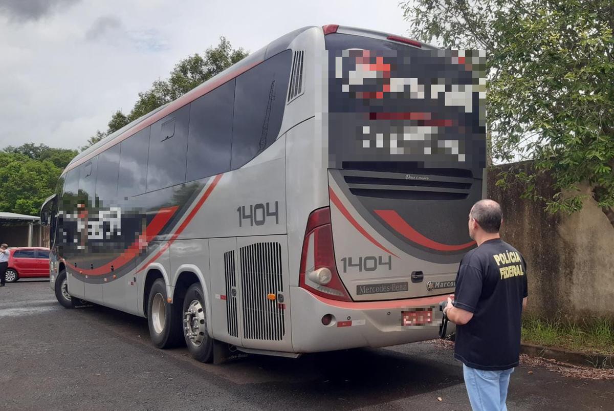 No veículo estavam cerca de trinta pessoas – o número ainda não é preciso porque a ação da PF está em andamento (Foto/Divulgação/PF)