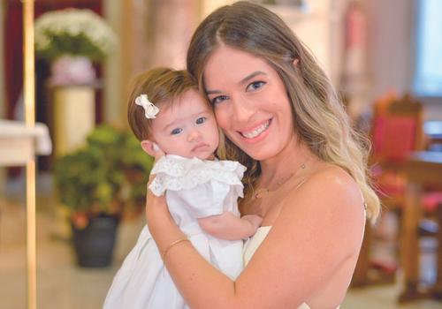 Alice Delalibera Rubinger e a mamãe Cecília Delalibera no dia do Batizado da pequena (Foto/Selem Fotografia)