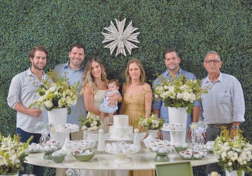 Alice e seus pais com os tios Victor e Vinicius Delalibera e com os avós maternos, Tânia Delalibera e Vander Trindade (Foto/Selem Fotografia)