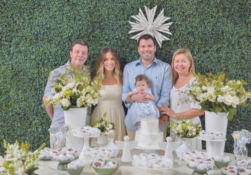 Cecília, Lucas e Alice com os avós paternos, Fabiano Rubinger e Dirley Ribeiro (Foto/Selem Fotografia)