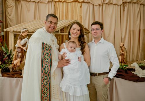 Cecília recebeu o primeiro sacramento de forma muito especial do Monsenhor Valmir (Fotos/Selem Fotografia)