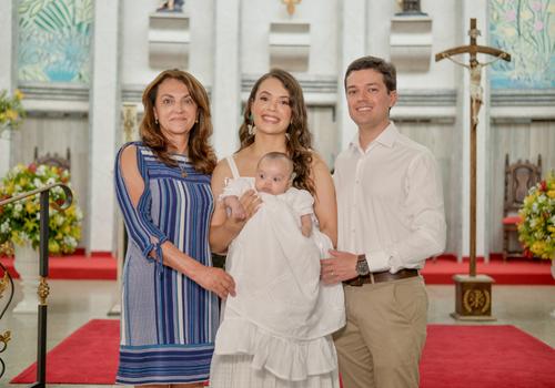 Abadia Ribeiro no altar com Raphaella, Fernado e Cecília (Fotos/Selem Fotografia)