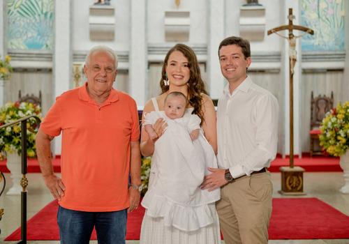 Onofre Sabino junto à Cecília e os pais Raphaella e Fernando (Fotos/Selem Fotografia)