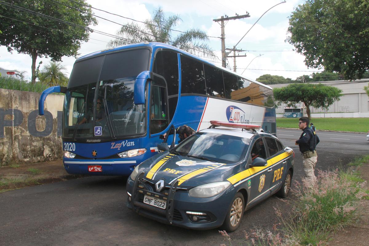 Segundo ônibus apreendido, nesta segunda-feira (9), era de Curitiba (Foto/Jairo Chagas)