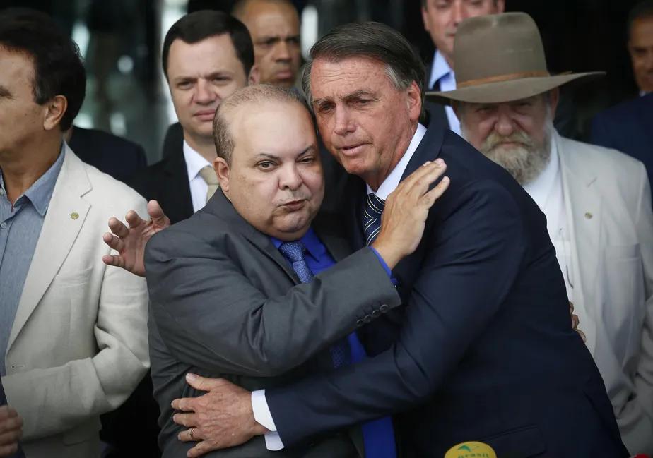 O governador do DF, Ibaneis Rocha, abraça o ex-presidente Jair Bolsonaro (Foto/Cristiano Mariz/Agência Estado)