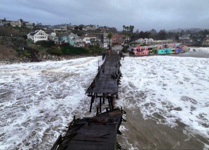 Ondas de até 35 pés destruíram um píer em Santa Cruz, na Califórnia, e diversas praias sofreram estragos com a fúria do oceano (Foto/Santa Cruz County)