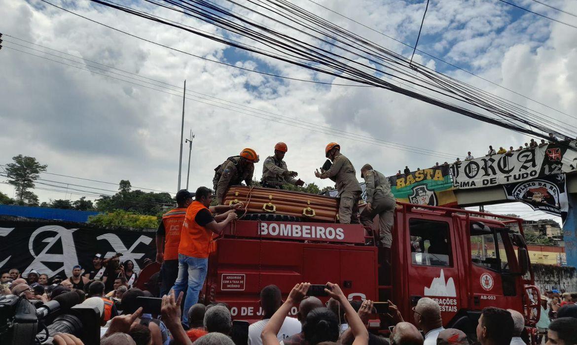 Cerca de mil fãs aguardaram em frente ao cemitério a chegada do corpo do craque cruzmaltino (Foto/Igor Santos/TV Brasil)