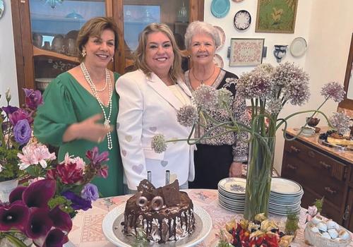 Aniversariante com suas amigas Maria Carmelita Rodrigues da Cunha e Maria Antonieta Borges Lopes (Foto/Arquivo Pessoal)