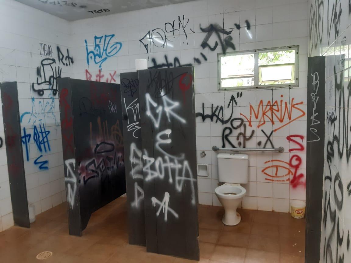 Pichação nas paredes dos sanitários do Parque das Acácias (Foto/Jairo Chagas)