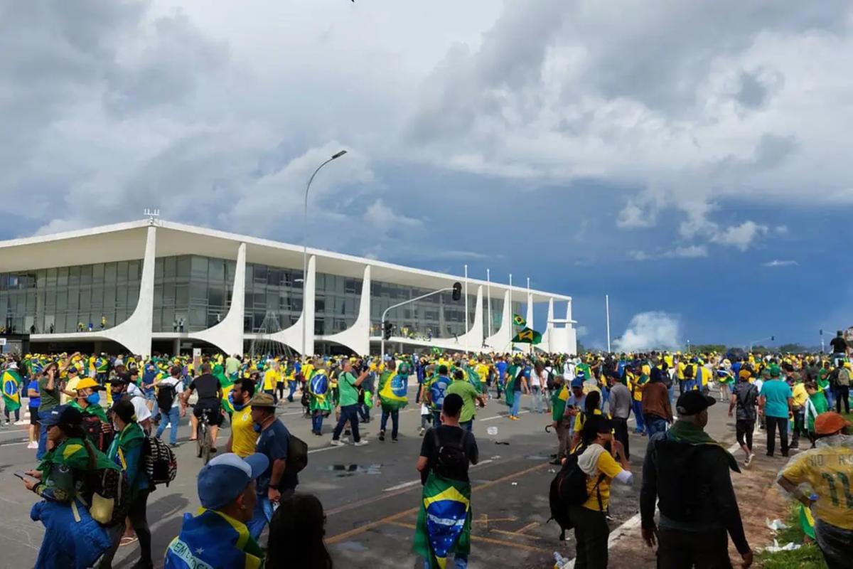 Manifestantes ocupam Praça dos Três Poderes, em Brasília (Foto/O Tempo)