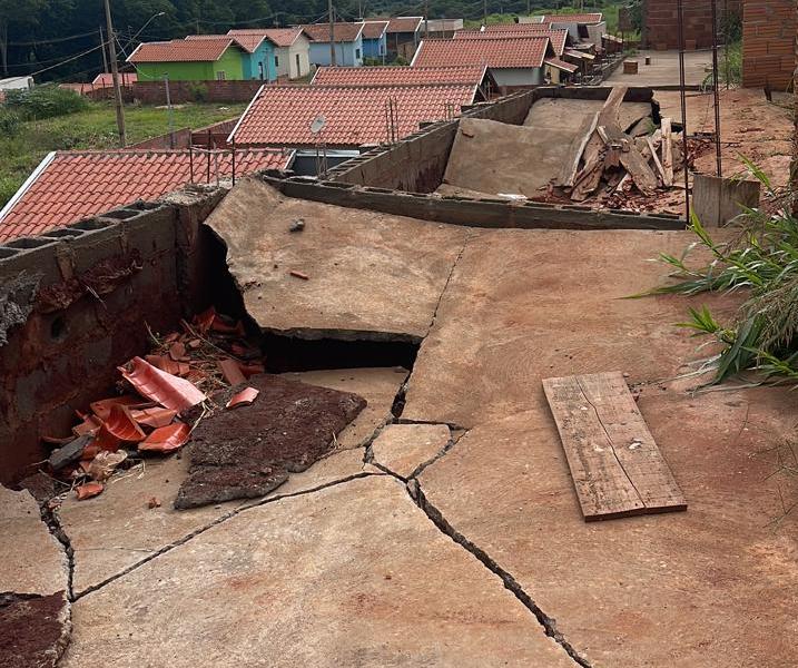 Muro danificados no Alfredo Freire IV (Foto/Divulgação)