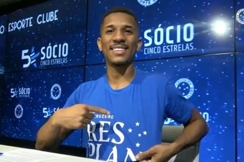 Atacante de 23 anos falou de sua felicidade de defender o Cruzeiro e projetou encontro com a China Azul (Foto/Twitter @Cruzeiro/Divulgação)