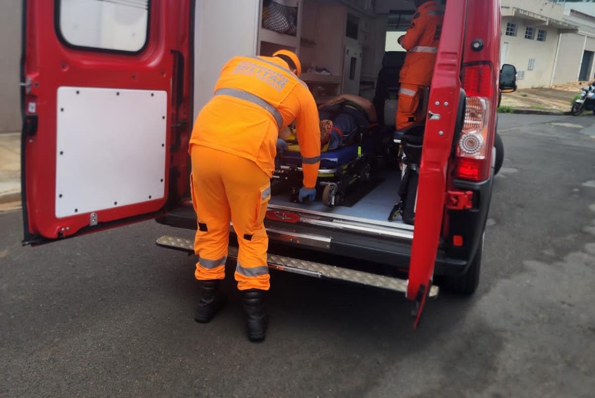 Motociclista foi levada para atendimento médico-hospitalar pelo resgate do Corpo de Bombeiros (Foto/Divulgação)
