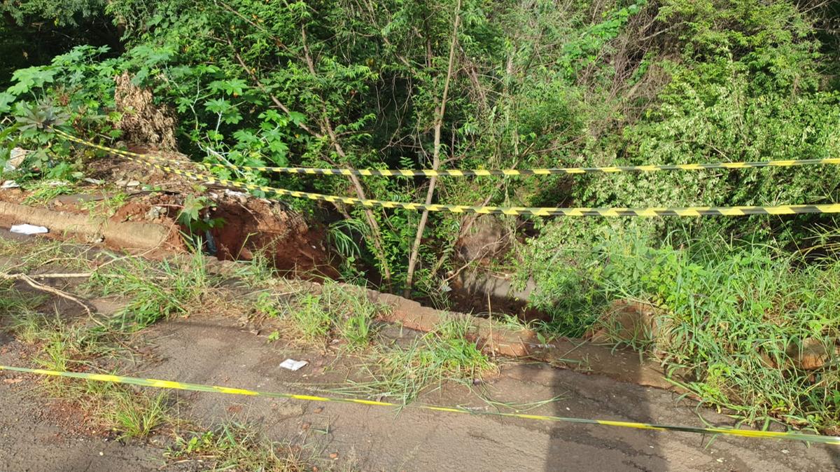  Via segue interditada até que a Sesurb e a Codau realizem os trabalhos emergenciais para conter o problema (Foto/JC Duran)