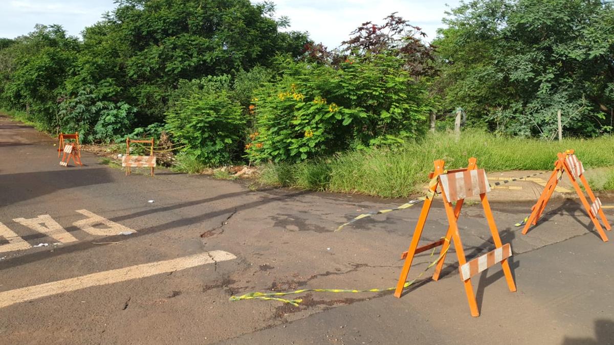 Trecho interditado na rua José Machado, entre a avenida Niza Marquez Guaritá e rua Antônio Alves Pinto Filho, no Maringá I (Foto/JC Duran)