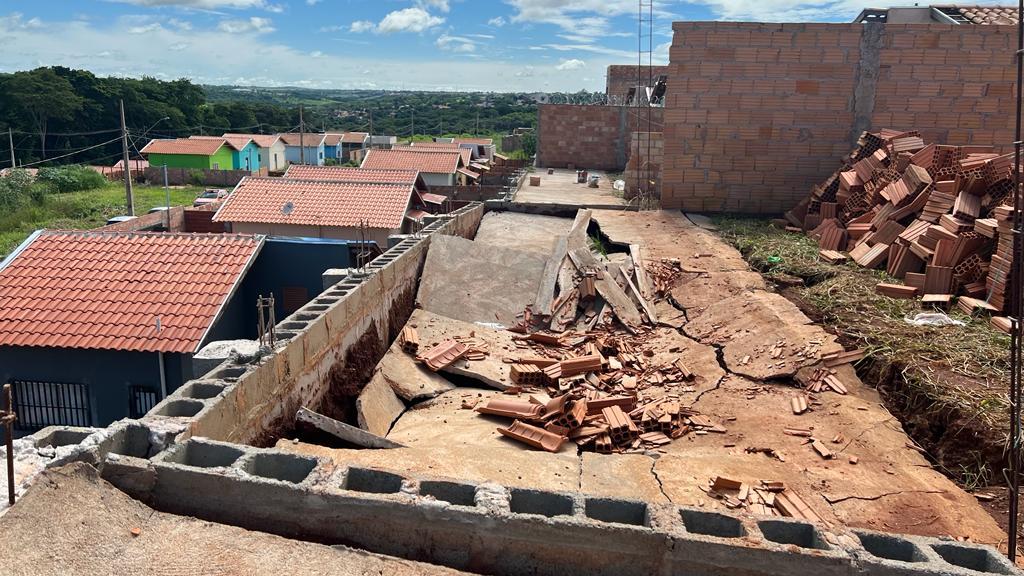 Parte do muro de arrimo foi retirado às pressas (Foto/Luizinho Kanecão)