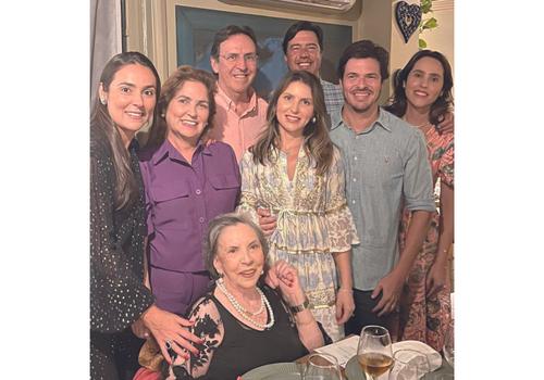 A aniversariante com o filho Cacildo Teodoro Assunção e a nora Maria Alice, as netas Roberta, Renata com o marido André e Maria Eduarda com o marido Alexandre (Foto/Arquivo Pessoal)