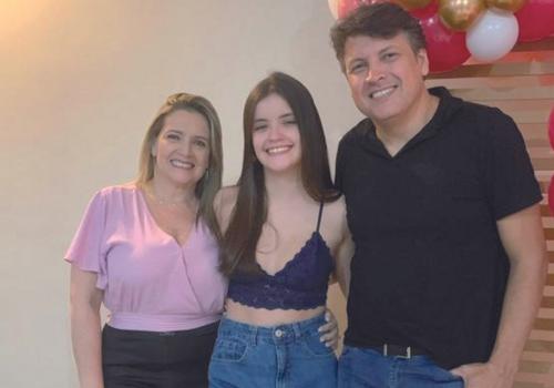 Bruna Camargo comemora seus 21 anos com os pais, Luciane Silva e Marcelo Pereira e com sua turma de amigos (Foto/Arquivo Pessoal)