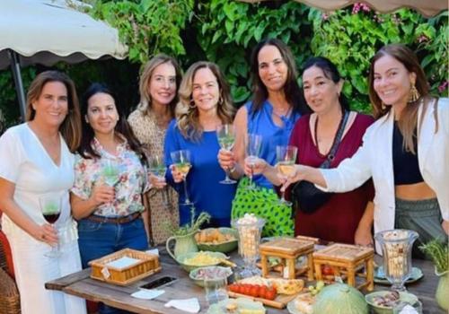 Um grandioso brinde com Luciana, Ana Cláudia, Marta Montes, Silvana, Ana Lúcia, Eliana Coelho, e Mônica (Foto/Arquivo Pessoal)