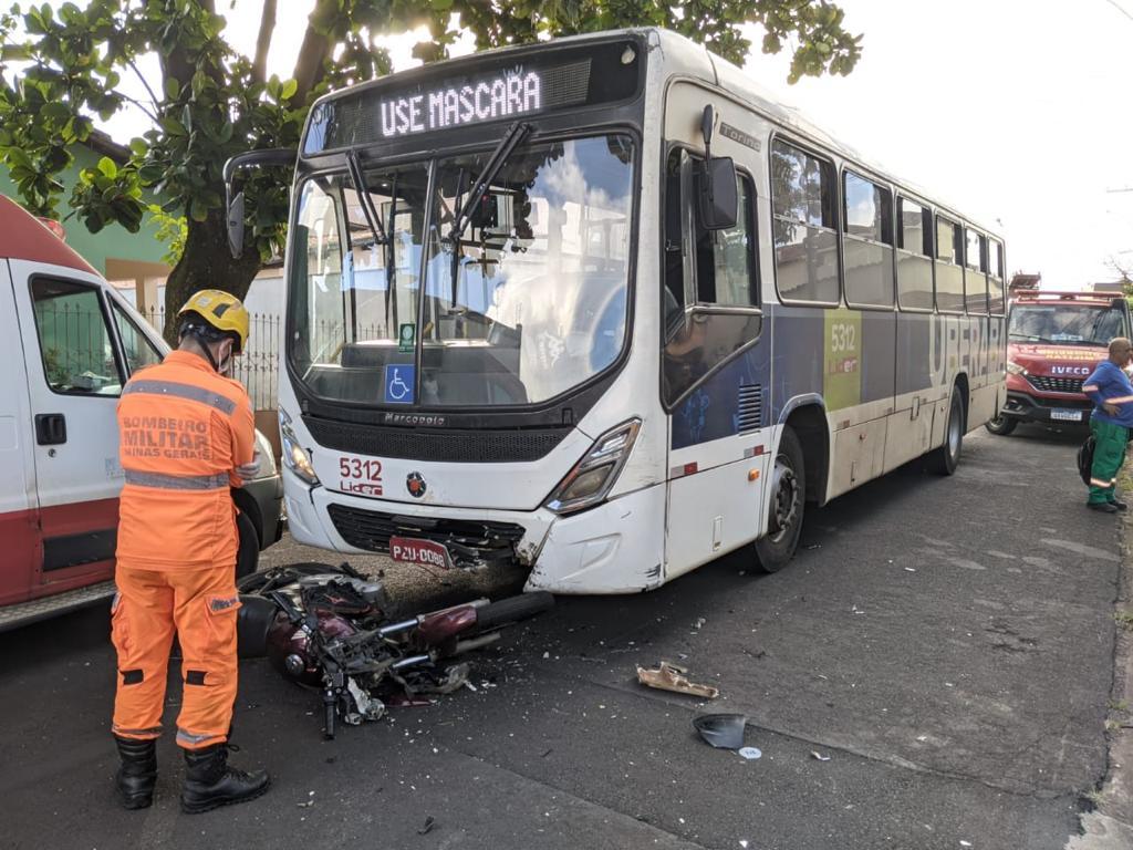 Com a colisão, a motocicleta ficou presa debaixo do ônibus, enquanto o piloto precisou de atendimento de equipe do Samu e foi levado ao Hospital de Clínicas (Foto/Divulgação)