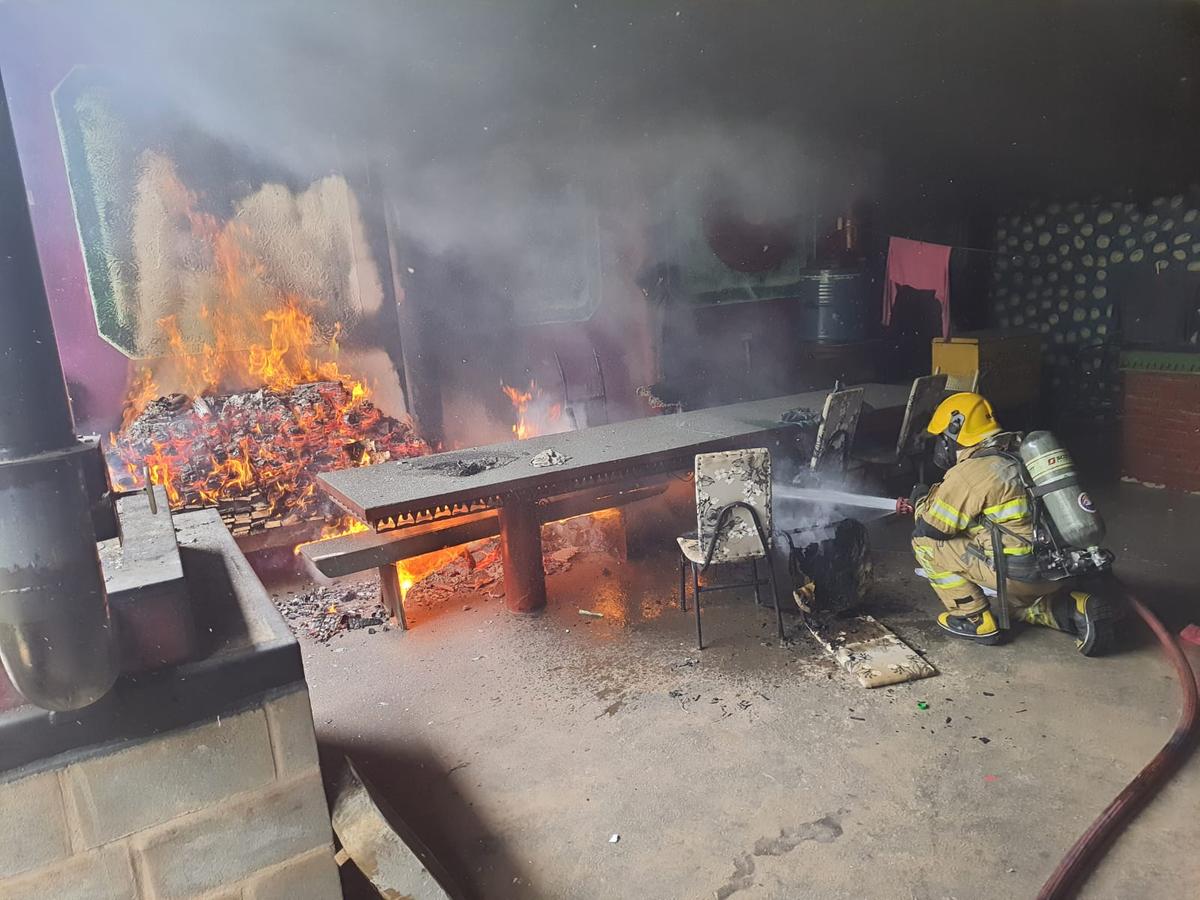 Bombeiros contendo o fogo (Foto/Divulgação)