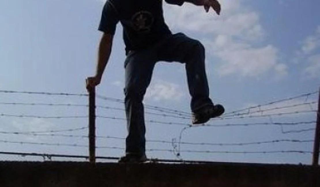 Homem foi flagrado pulando o muro (Foto/Ilustrativa)