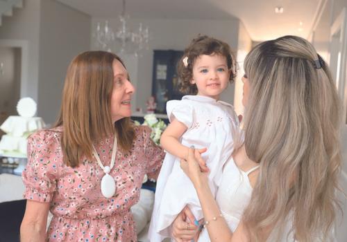 A princesinha da casa Cecília no batizado do irmão com a avó materna Gislene Ferreira Borges de Oliveira e a tia coruja, Anelise Martinelli Borges de Oliveira (Foto/Babi Magela)