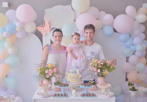 Os padrinhos Luciana e Rodrigo Carneiro Rodrigues com a aniversariante (Fotos/Selem Fotografia)