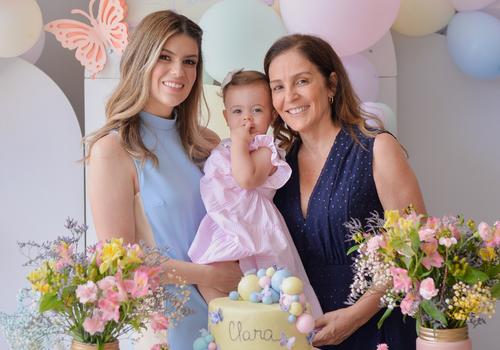 Três gerações, a mamãe Laura e a Vovó Silvana Delalibera Mangucci com a pequena Clarinha (Fotos/Selem Fotografia)