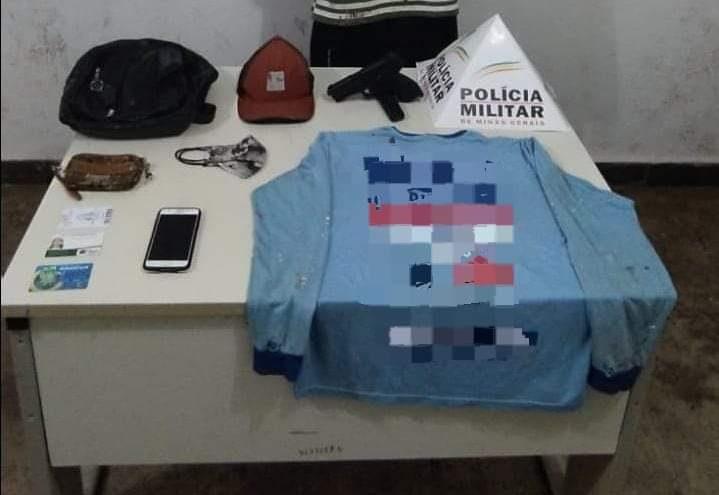 Roupas que o suspeito usava no momento da ação criminosa e réplica de arma foram encontradas em sua mochila  (Foto/Divulgação)