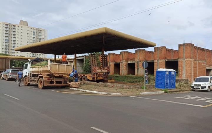 Equipes da Secretaria de Serviços Urbanos e Obras, com o apoio da Guarda Municipal, realizam limpeza em posto abandonado na avenida Nenê Sabino (Foto/Divulgação)