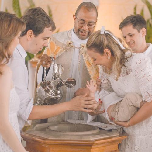 Foto linda do batizado do pequeno Edu, filho de Paulinha e Dudu Cartafina, que tem Raquel Ribeiro e Raphael Pagliaro como seus padrinhos. Família linda! 