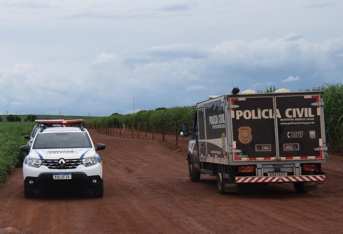 Corpo foi localizado em estrada vicinal, continuação da rua Horácio Martins da Silva, por testemunha que passava pelo local  (Foto/Jairo Chagas)
