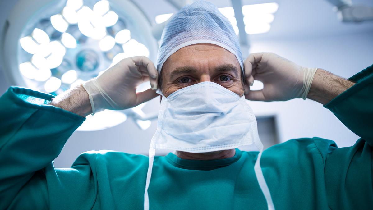 Médico manuseando a máscara de proteção (Foto/Ilustrativa)