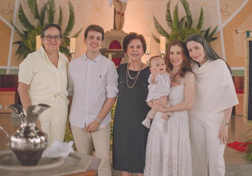 Edu e os pais, com Nathalia e Rachel Hass, ao lado da bisavó Doralda Santos (Foto/Selem Fotografia)