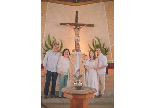 Padre Fabiano que emocionou a todos com sua sensibilidade ao lado dos padrinhos de consagração de Edu, Regina e Guilherme Nabut, que bem representou seu pai Carlos Alberto Nabut (Foto/Selem Fotografia)