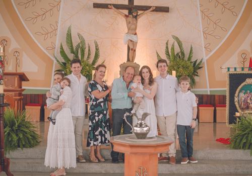 Edu entre os padrinhos de batismo Raphael Pagliaro e Raquel os primos Maria Antônia e Francisco, o avô Paterno Eduardo e tia Simone Cartafina (Foto/Selem Fotografia)