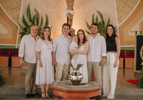 Os avós sempre presentes e atenciosos Marco Túlio e Laurinha Coelho e o tio coruja Gustavo Coelho de braços dados com Ana Carolina Quintino (Foto/Selem Fotografia)