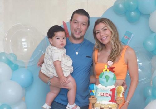 Família reunida para festeja a vida do pequeno Luca, os pais Bibi e Bruna Cruz prontos para o parabéns (Foto/Babi Magela)