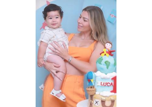 Luca completou seu primeiro aninho e ganhou esta especial da Dinda, na foto com a mamãe Bruna Cruz (Foto/Babi Magela)