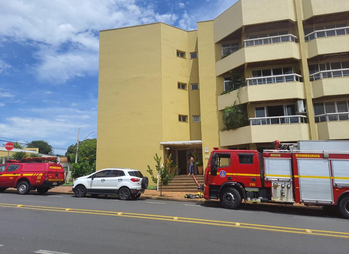 Ação rápida dos bombeiros evitou que as chamas se alastrassem para outros cômodos e até para outros apartamentos do prédio (Foto/Divulgação)