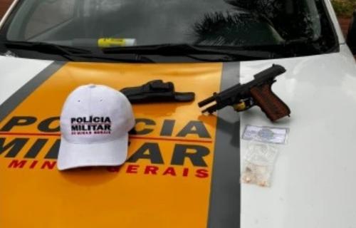Arma e drogas apreendidas em carro entre a Capelinha do Barreiro e Conceição das Alagoas (Foto/Divulgação)